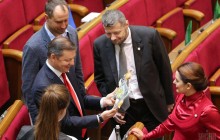 Ляшко обрадовали глиняной коровой в сессионном зале Рады (фото)
