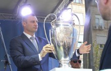 Черговий конфуз Кличка: мер Києва обмовився при передачі кубка ЛЧ (відео)
