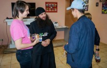 Братія Києво-Печерської лаври привітала дітей реабілітаційного центру з великодніми святами