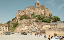 Во Франции из-за подозрительного мужчины эвакуировали туристов с острова Мон-Сен-Мишель (фото)