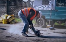 У Київській області селяни не дочекалися допомоги і взялися ремонтувати дорогу самотужки (відео)