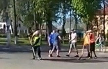 Железный аргумент: украинский коммунальщик ударил лопатой по голове прохожего за замечание (видео)