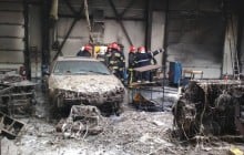 Пожежа у передмісті Львова знищила туристичний автобус та іномарку