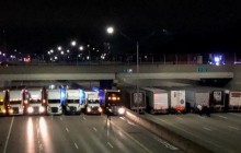 В США 13 грузовиков встали под мостом, чтобы спасти мужчину от суицида