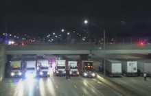 У Детройті фури вишикувалися під мостом, аби не дати чоловіку скоїти самогубство (відео)