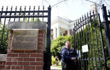 США проверили территорию закрытого генконсульства РФ в Сиэтле, Москва заявила о "рейдерском захвате" (фоторепортаж)