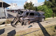 В Одессе трамвай столкнулся с внедорожником (фото)