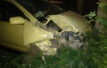 В Одессе двое пьяных парней угнали с СТО машину и разбили ее (фото)