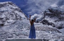 Первая украинка на Эвересте Ирина Галай устроила фотосессию в вечернем платье на высоте 5364 метра