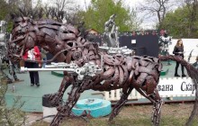 Монстри й роботи «оселилися» посеред тюльпанів у центрі Києва