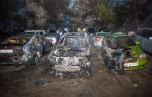 У Дніпрі на стоянці горіли п'ять авто: ледь не загинула родина (фото, відео)