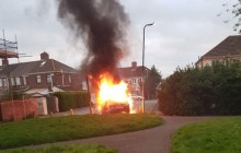 В Уэльсе водитель несколько раз въехал в толпу, а затем сжег автомобиль