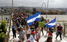 На кордоні Мексики та США скупчилися сотні мігрантів (фото)