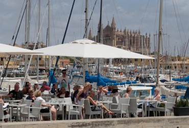 З популярних іспанських курортів хочуть депортувати буйних туристів