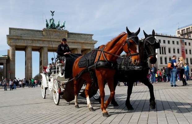 Весна повыгоняла жителей и гостей Берлина отдыхать на улицы (фоторепортаж)