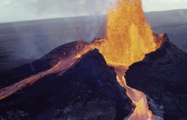 Геологи впритул підібралися до "лавового озера" вулкану Кілауеа на Гаваях (відео)