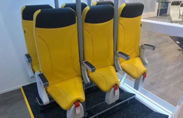 Італійська компанія представила крісла-сідла для літаків лоукостерів (фото)