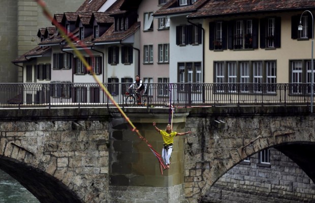 В швейцарском Берне канатоходцы устроили развлечения прямо над рекой (фоторепортаж)