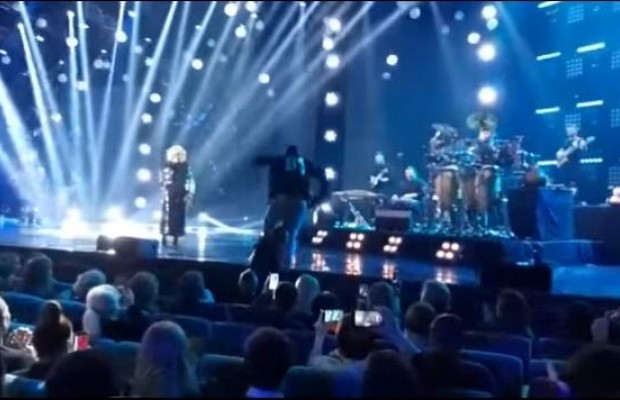 На концерте Билык охрана тащила за ногу со сцены ее скандального бывшего (видео)