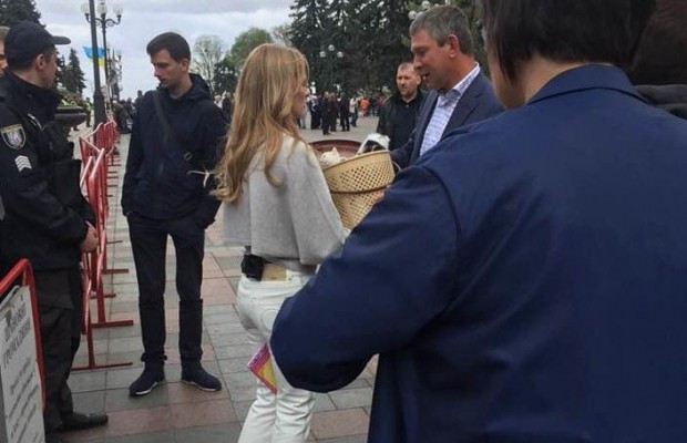 "Это просто дно": ведущая Фреймут вляпалась в очередной скандал - возле Рады раздавала котят кому попало (фото)