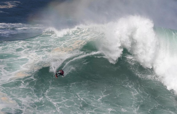 Штормовой экстрим: в Ирландии при ветре свыше 100 километров в час проходят соревнования серфингистов (видео)