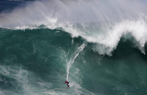 Опасный соблазн: из-за шторма серферы не спешат покидать португальский пляж, известный самыми большими волнами (видео, фото)