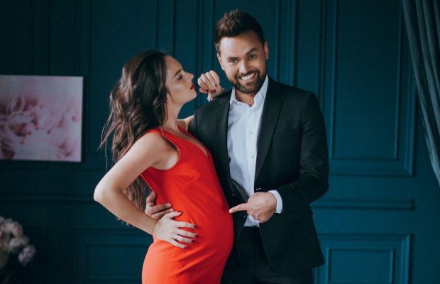 Ведущий Евровидения-2017 впервые стал папой и показал новорожденную дочь (фото)