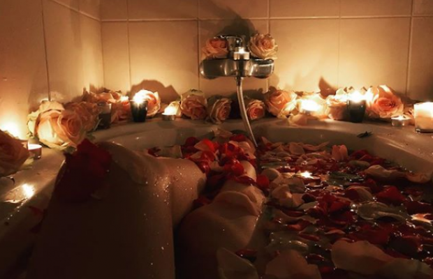 Свечи и лепестки роз: Анастасия Приходько опубликовала пикантное фото в ванной