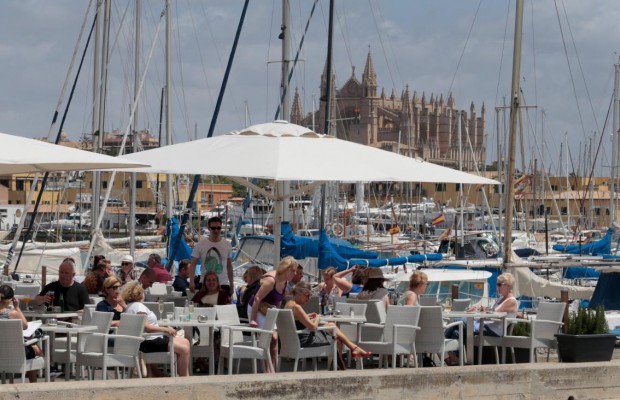 З популярних іспанських курортів хочуть депортувати буйних туристів