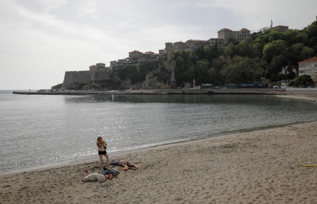 Черногория повторно вводит карантинные меры из-за COVID-19