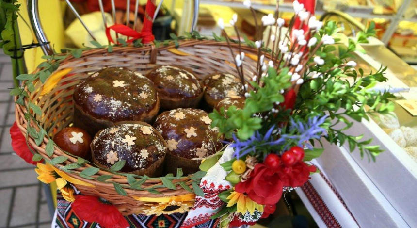 Шоколадна, сирна і "для ледачих": найкращі рецепти великодніх пасок (відео)