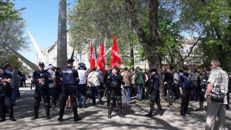 В конце акции митингующие спели «Катюшу» и разошлись / фото kh.depo.ua В конце акции митингующие спели «Катюшу» и разошлись / фото kh.depo.ua