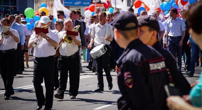 Окупанти провели першотравневу демонстрацію / фото Антон Наумлюк, Радіо Свобода Окупанти провели першотравневу демонстрацію / фото Антон Наумлюк, Радіо Свобода