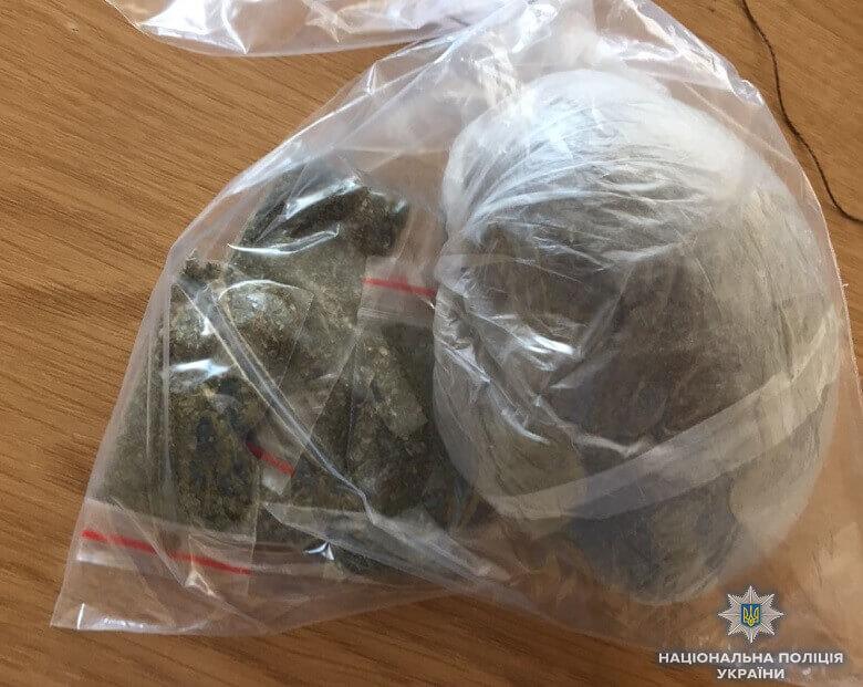 Во время поверхностного осмотра у мужчины изъяли пакет с коноплей и амфетамином / Фото kyiv.npu.gov.ua