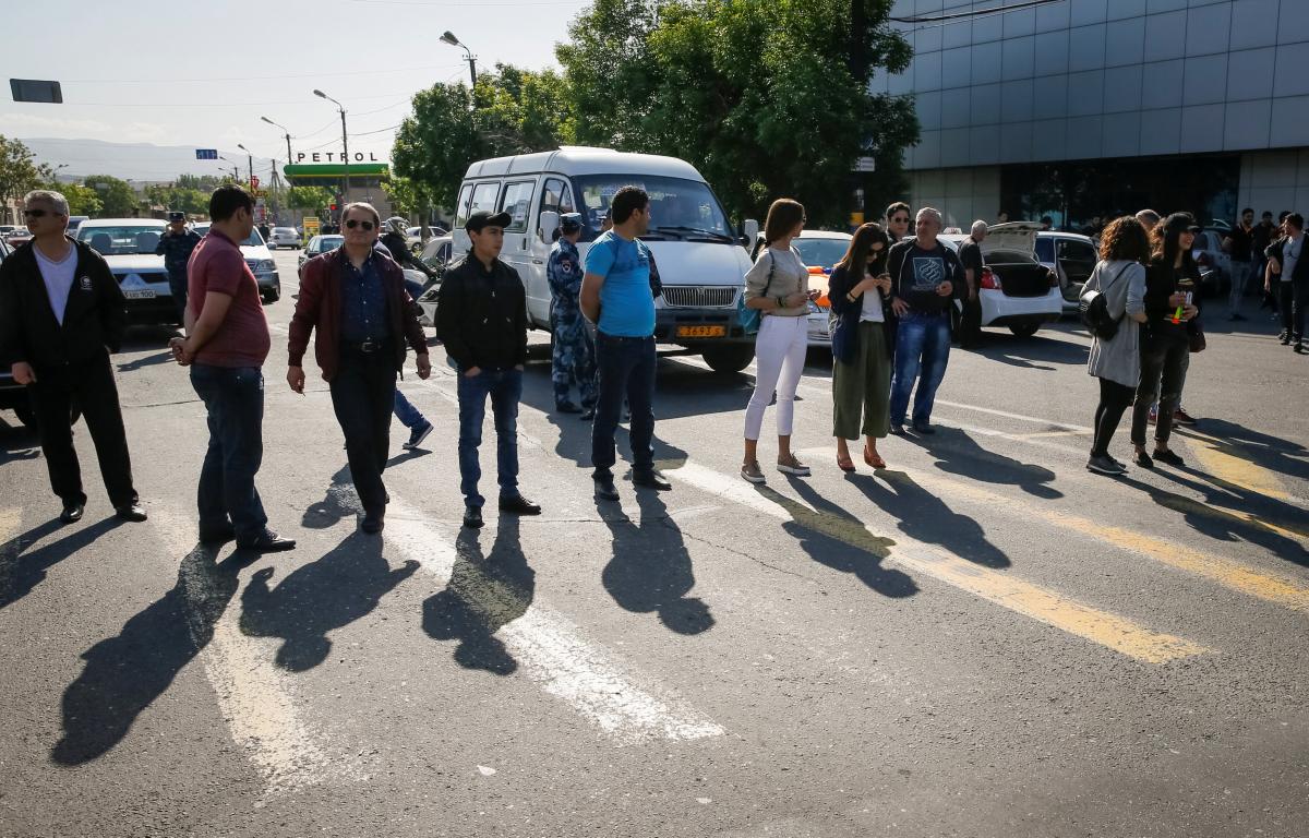 Сторонники оппозиции Армении блокируют дорогу в Ереване / REUTERS