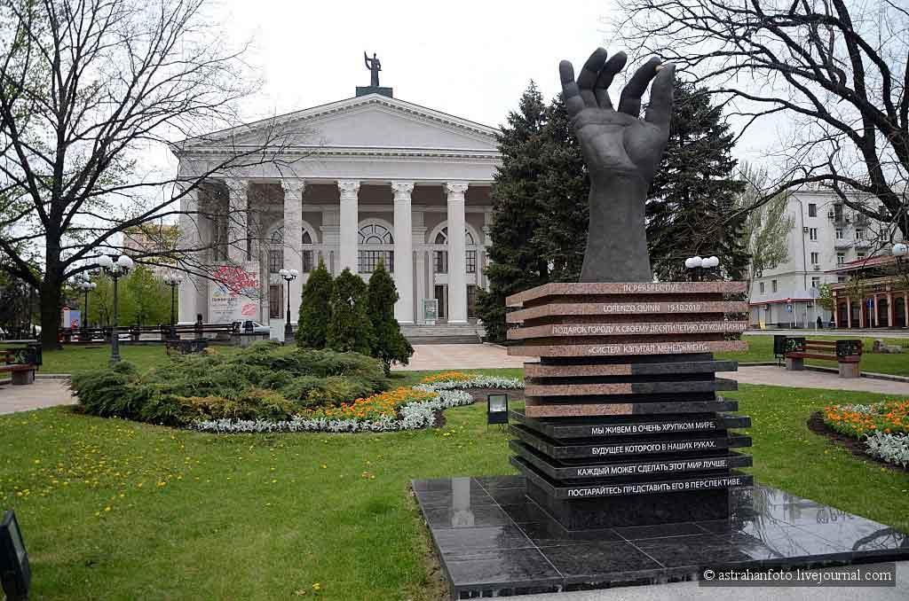 Скульптури у Донецьку більше немає / фото facebook.com/den.kazansky Скульптури у Донецьку більше немає / фото facebook.com/den.kazansky