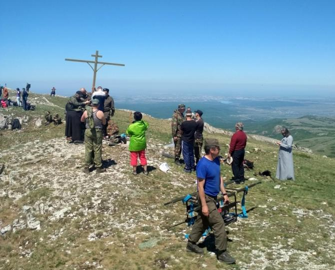 В Крыму восстановили сломанный православный крест / kafanews.com В Крыму восстановили сломанный православный крест / kafanews.com