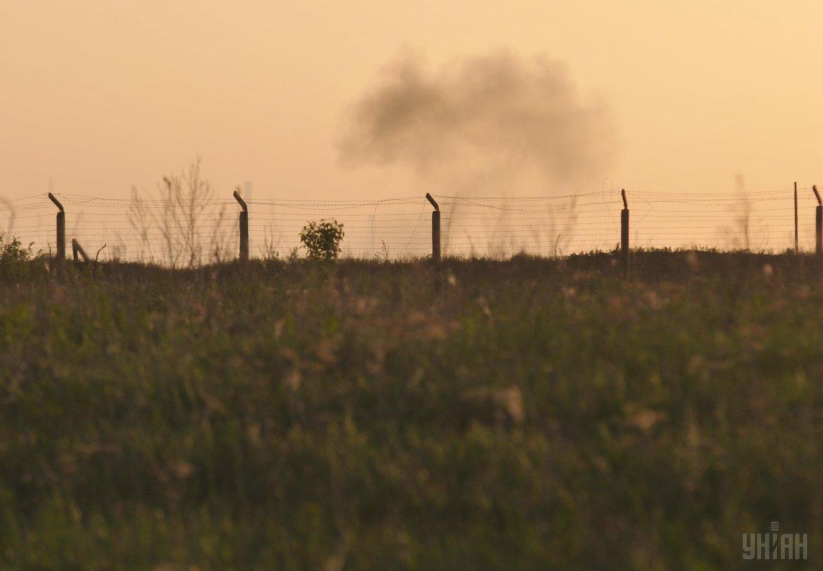 Над территорией арсенала кружат самолет и вертолеты / фото УНИАН