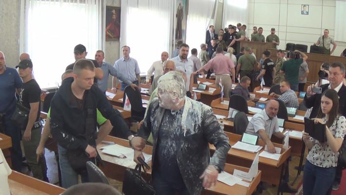 Депутату Олександру Рибакову вилили на голову пакет з кефіром / Фото: city-nikopol.com.ua Депутату Олександру Рибакову вилили на голову пакет з кефіром / Фото: city-nikopol.com.ua