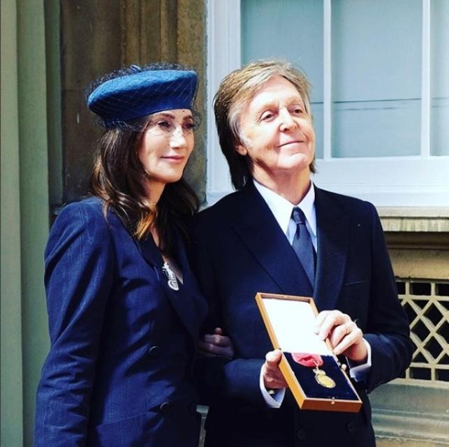 Королева Єлизавета II вручила Полу Маккартні Орден кавалерів пошани / фото instagram.com/theroyalfamily Королева Єлизавета II вручила Полу Маккартні Орден кавалерів пошани / фото instagram.com/theroyalfamily