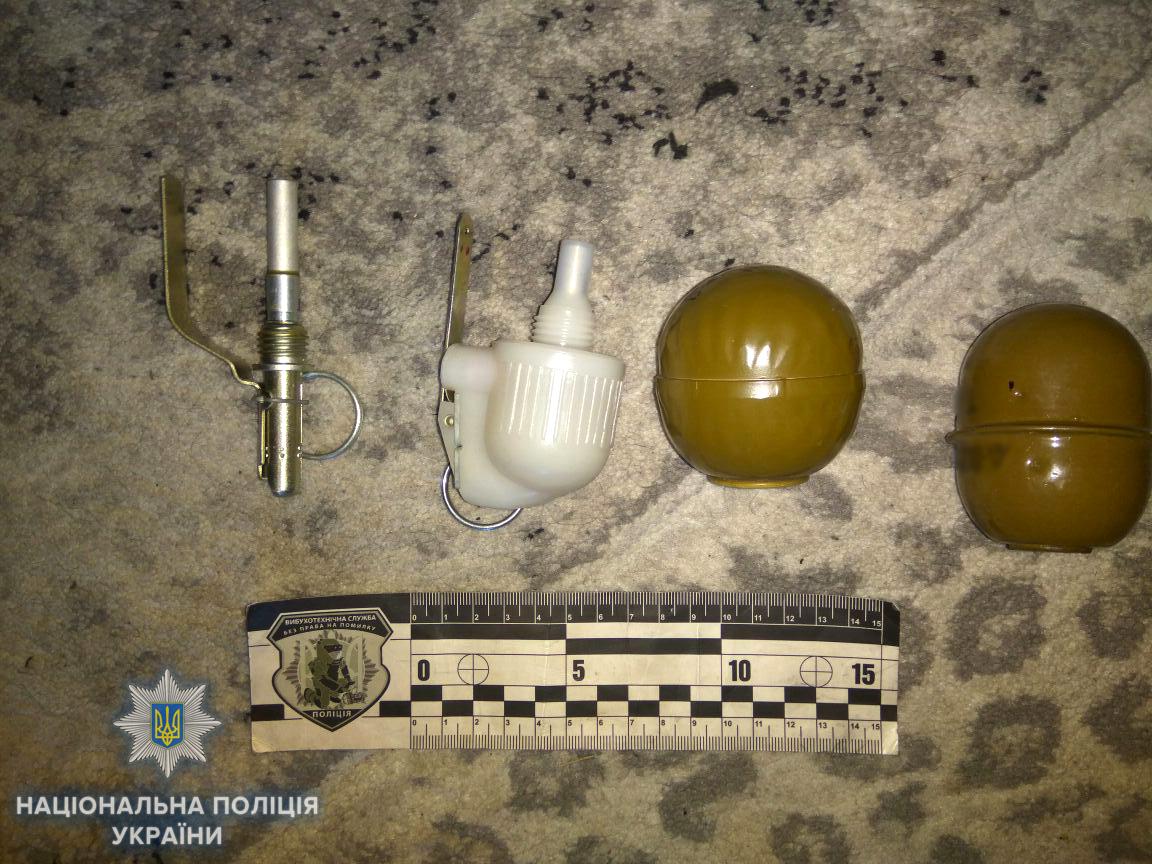 В Ровно военный угрожал жене гранатой / Национальная полиция Ровенской области В Ровно военный угрожал жене гранатой / Национальная полиция Ровенской области