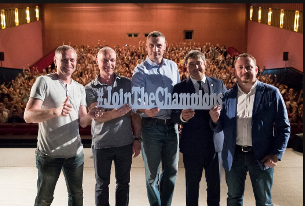 Кличко зустрівся з волонтерами фіналів Ліги чемпіонів УЄФА-2018 / фото kiev.klichko.org Кличко зустрівся з волонтерами фіналів Ліги чемпіонів УЄФА-2018 / фото kiev.klichko.org