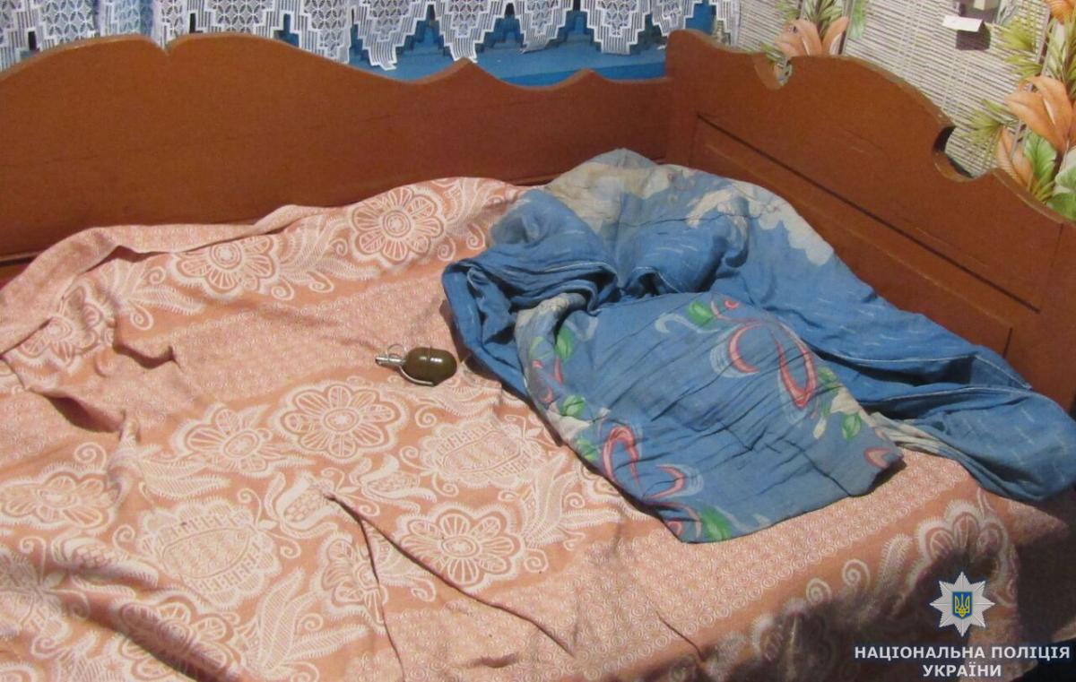 Работники взрывотехнической службы изъяли опасный предмет / фото zt.npu.gov.ua Работники взрывотехнической службы изъяли опасный предмет / фото zt.npu.gov.ua
