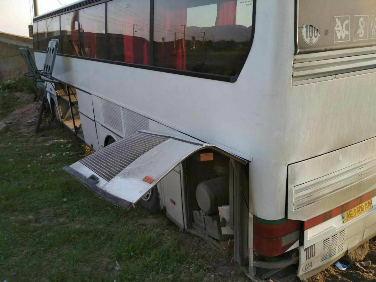 Автобус з громадянами України зіткнувся на зустрічній смузі з легковим автомобілем / фото facebook.com/dtp.kiev.ua Автобус з громадянами України зіткнувся на зустрічній смузі з легковим автомобілем / фото facebook.com/dtp.kiev.ua