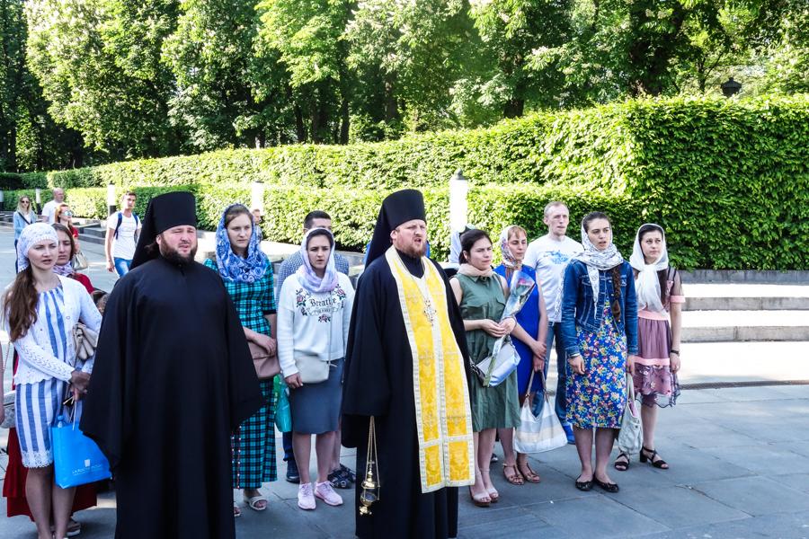 Православная молодежь Киева помолилась на могиле Неизвестного солдата / lavra.ua Православная молодежь Киева помолилась на могиле Неизвестного солдата / lavra.ua