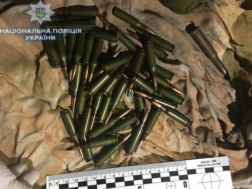 Полиция изъяла 51 патрон различного калибра / фото rv.npu.gov.ua Полиция изъяла 51 патрон различного калибра / фото rv.npu.gov.ua