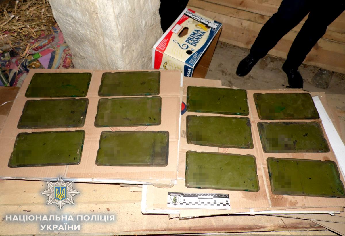Полиция обнаружила пластины динамической взрывной защиты / фото rv.npu.gov.ua Полиция обнаружила пластины динамической взрывной защиты / фото rv.npu.gov.ua