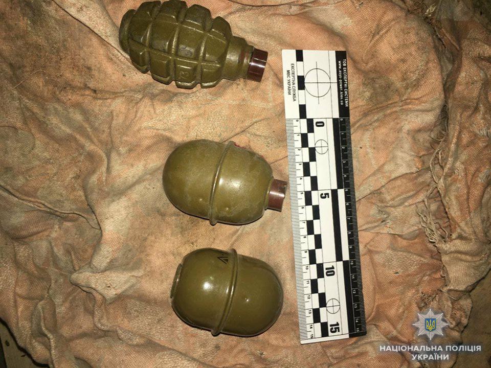У мужчины изъяли два корпуса гранат РГД-5 и один - Ф-1 с запалами к ним / фото rv.npu.gov.ua У мужчины изъяли два корпуса гранат РГД-5 и один - Ф-1 с запалами к ним / фото rv.npu.gov.ua