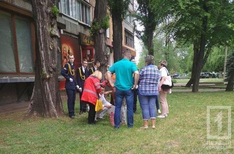 В Кривом Роге во время парада внезапно стало плохо четверым студентам / фото Первый Криворожский В Кривом Роге во время парада внезапно стало плохо четверым студентам / фото Первый Криворожский