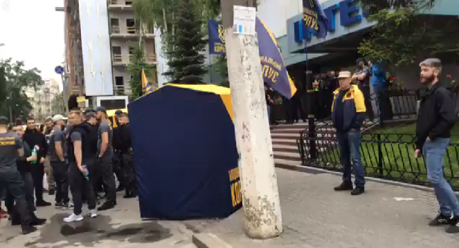 В Киеве продолжают пикетировать здание телеканала «Интер» / скриншот